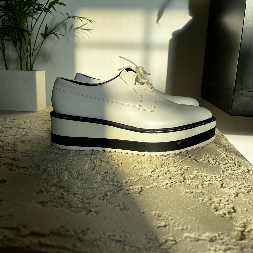 Great for a preppy look, fitted throughout the upper